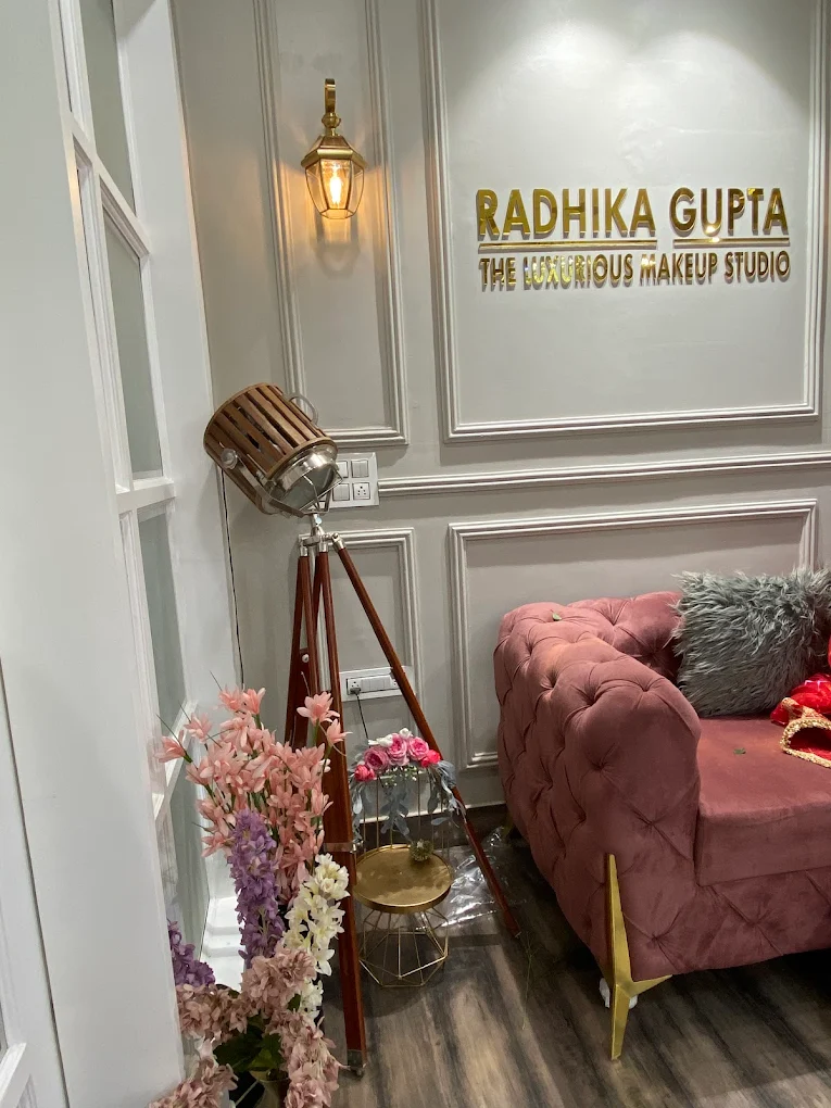 Luxurious Makeups by Radhika Gupta Pathankot profile image 1