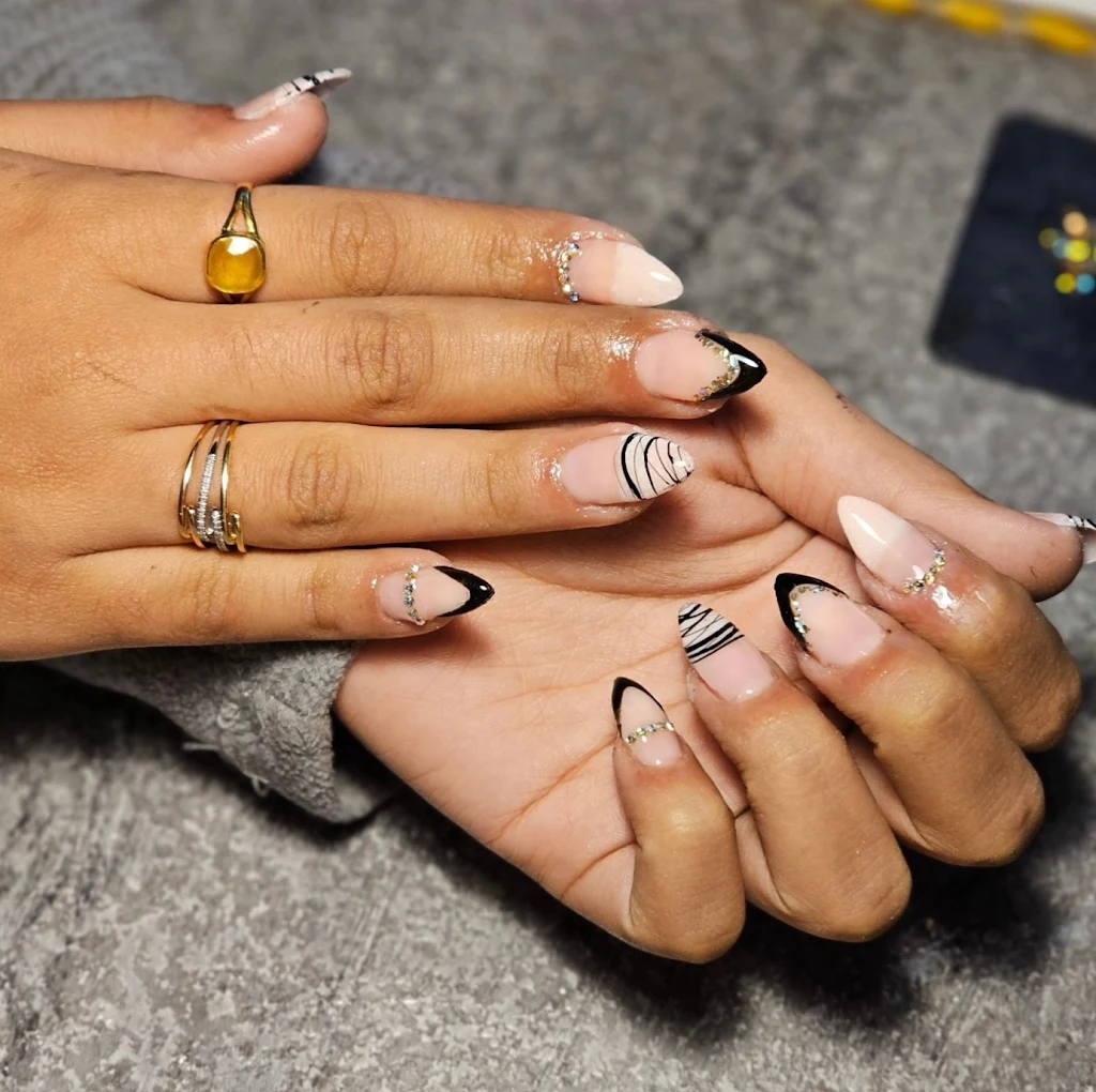 Mirror Unisex Family Salon Ambala nails
