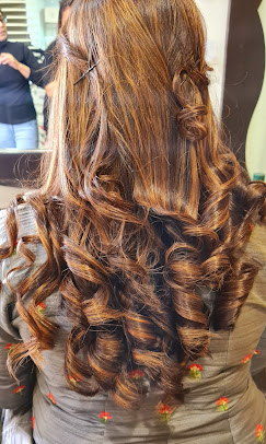 hair style by Looks Salon Defence Colony New Delhi