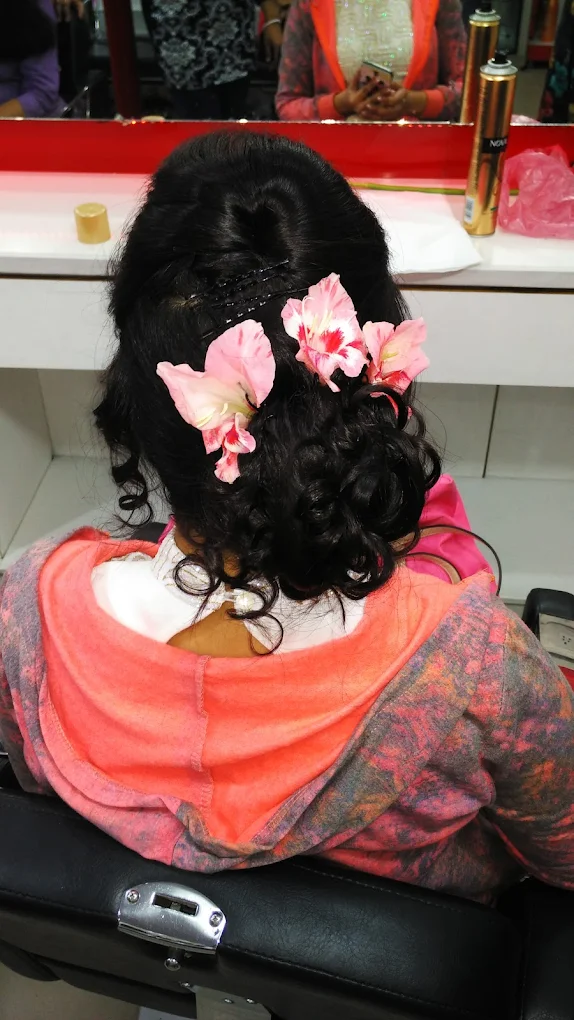 Bharat Beauty Salon Ludhiana hairdo