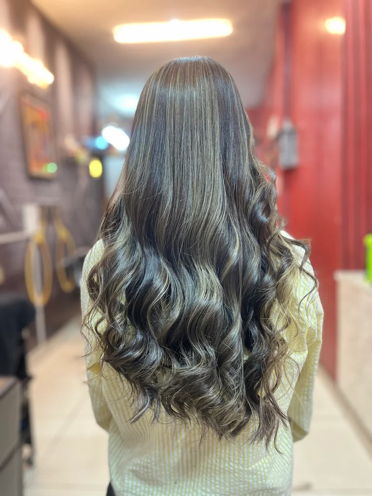 He She beauty unisex salon Patiala hai