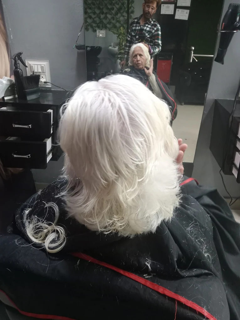 Mirror Mirror Unisex Hair Beauty Saloon Karnal colour
