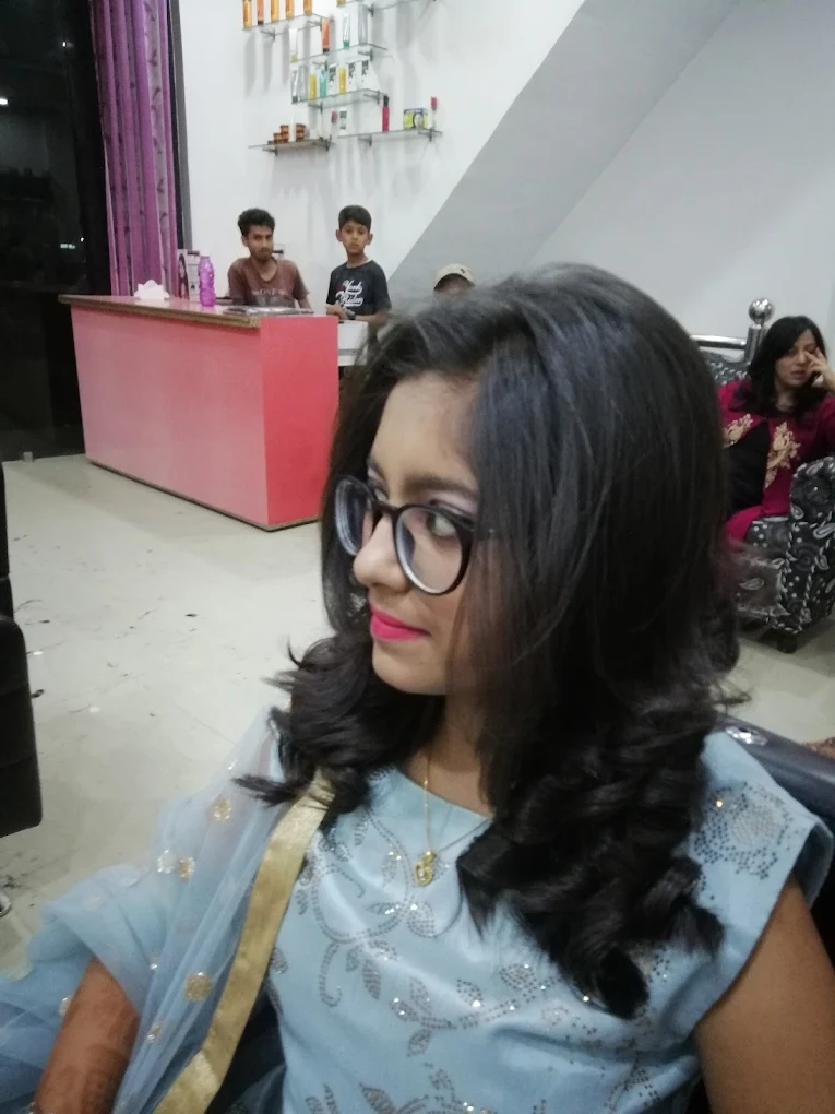 Mirror Mirror Unisex Hair Beauty Saloon Karnal haircut