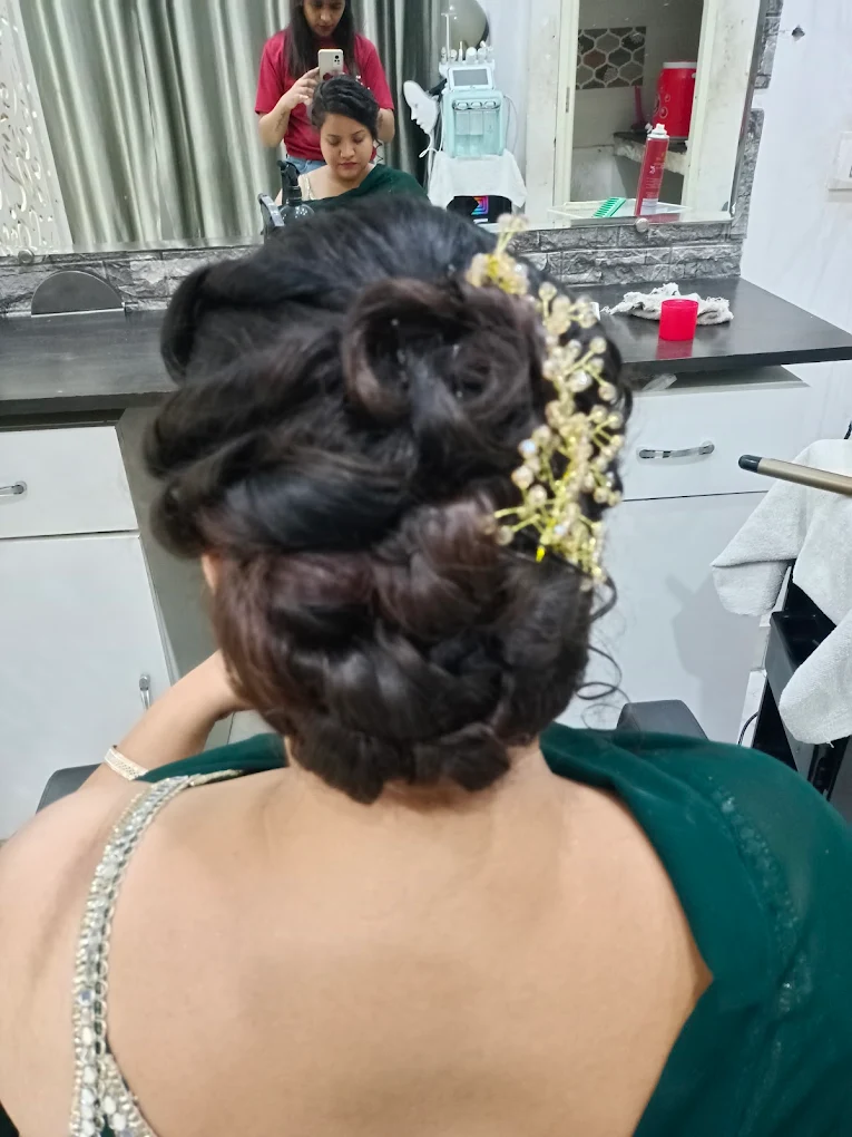 versatile vibe unisex salon Karnal hairdo