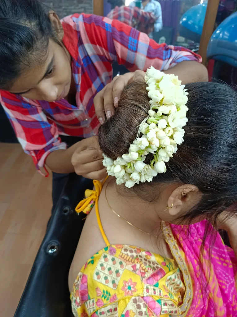 Nikhil Enhairs Unisex Salon Faridabad hair style